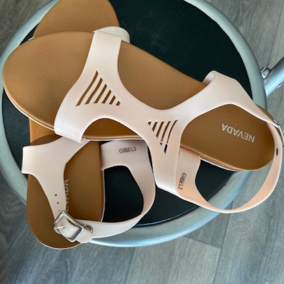 - Soft comfortable summer sandal open toes back strap size USA 7 Eur 38 - Picture 2 of 2